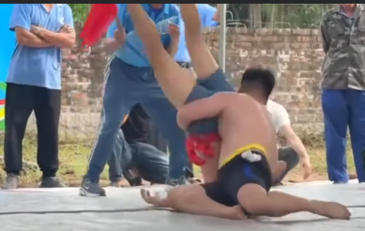 Hình ảnh về trận đấu khiến 1 nam đô vật (đai đỏ) không qua khỏi. Ảnh cắt từ clip