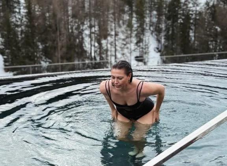 Sharapova, 38 tuổi, lộng lẫy, gợi cảm giữa trời đông lạnh giá