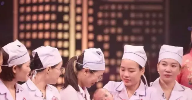 Những ‘người mẹ áo trắng’ nơi tuyến đầu sinh tử