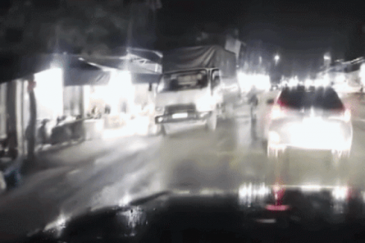 Tài xế xe tải mở cửa hất văng người đi xe máy