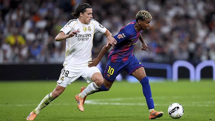 Barca (áo sẫm) được đánh giá cao hơn Real