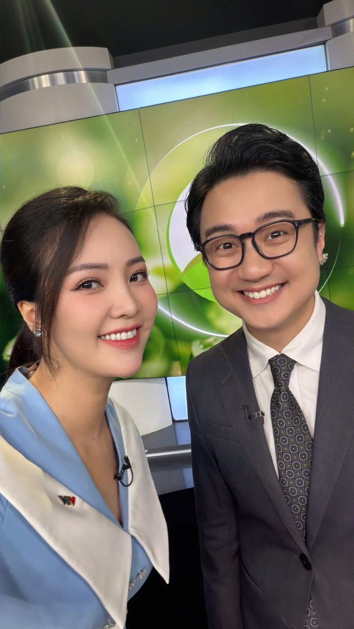 Á hậu Thụy Vân và BTV Sơn Lâm trong chương trình Chuyển động 24h phát sóng chiều 26/2.