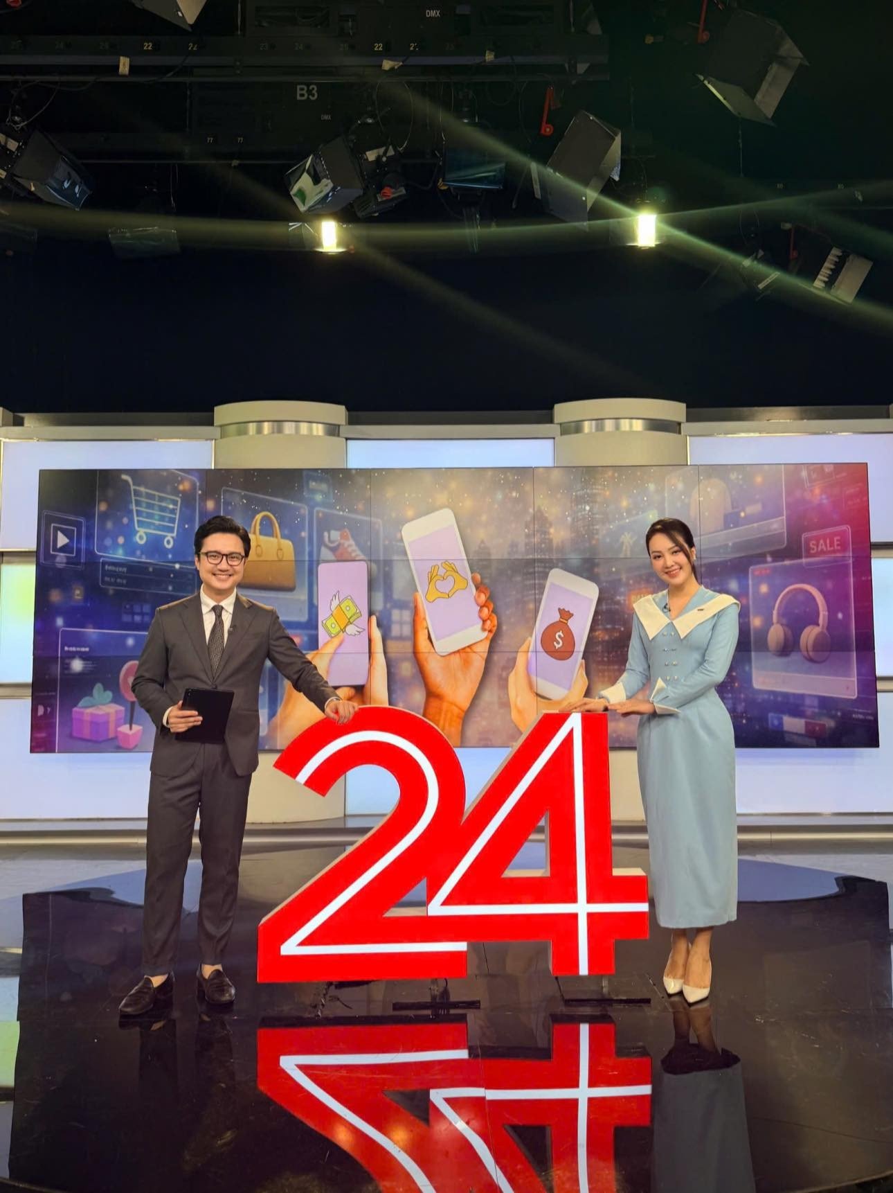 Á hậu Thụy Vân và BTV Sơn Lâm trong chương trình Chuyển động 24h phát sóng chiều 26/2.