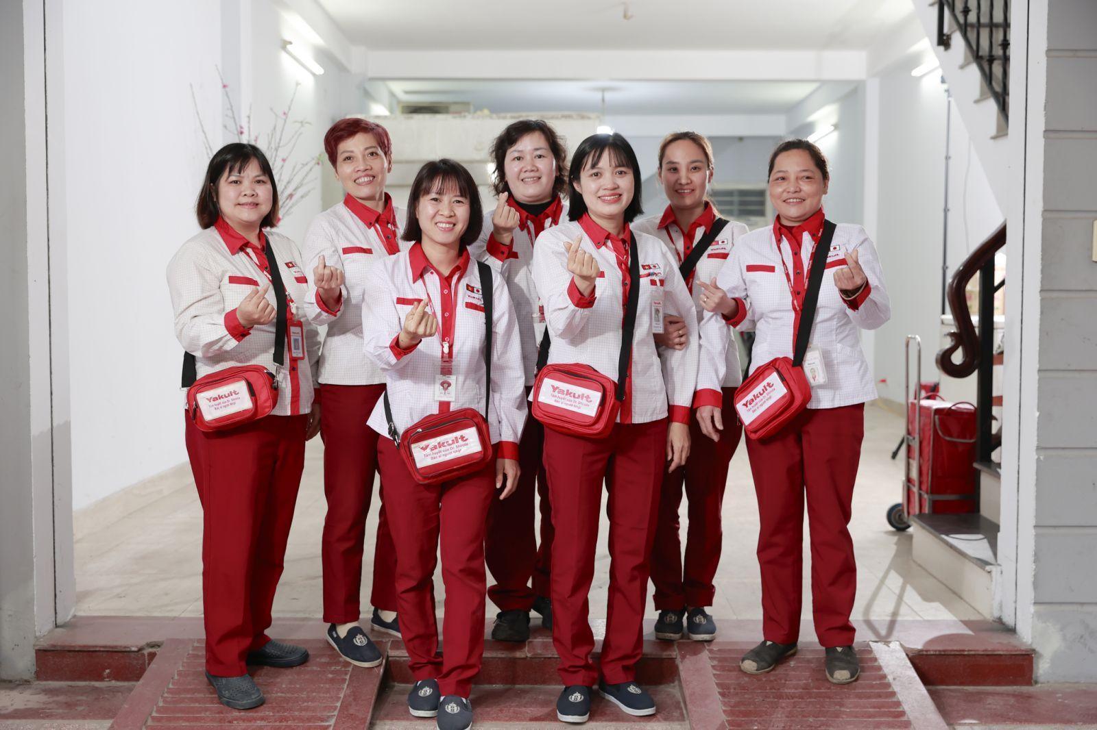 Chị Phạm Hồng Thu cùng chị em đồng nghiệp tại cửa hàng Tam Trinh