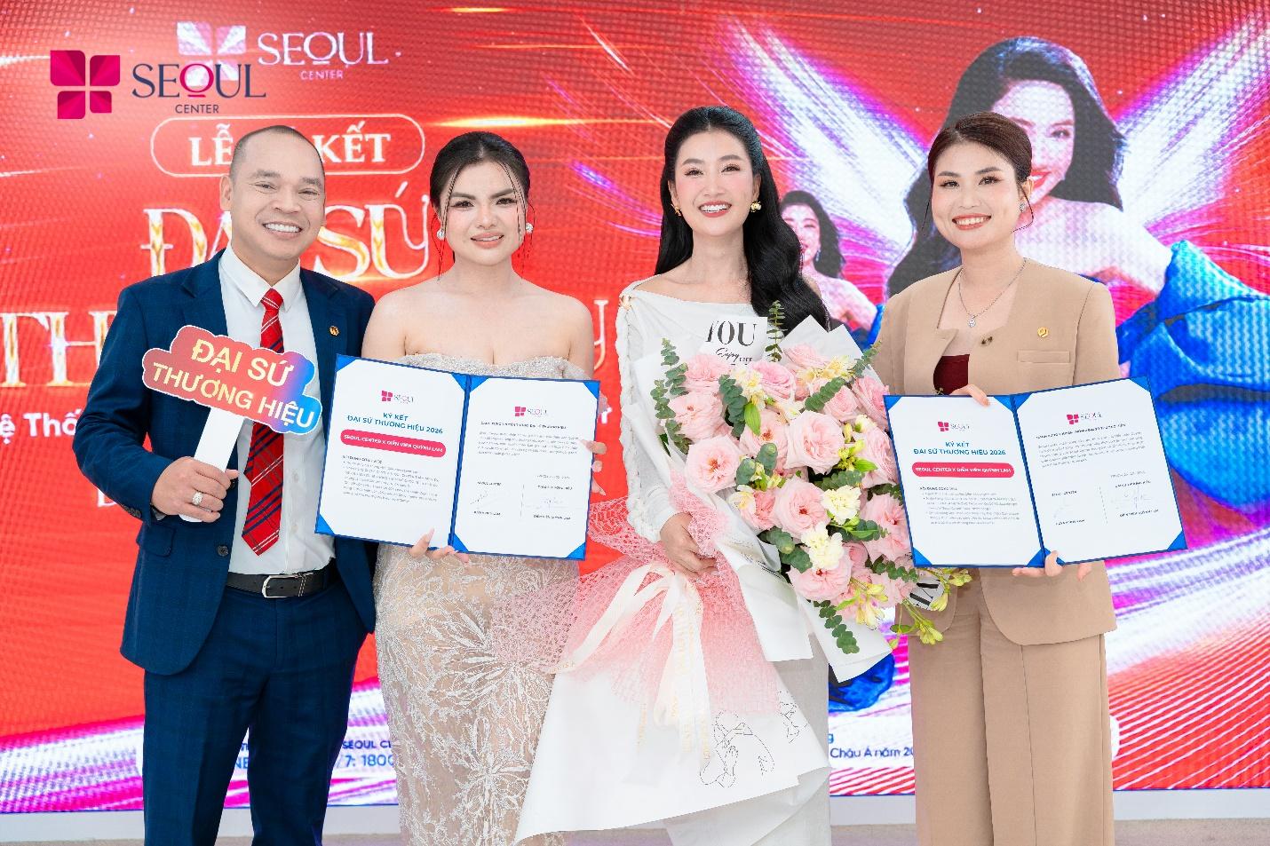 Diễn viên Quỳnh Lam chụp ảnh kỷ niệm cùng ban lãnh đạo Seoul Center