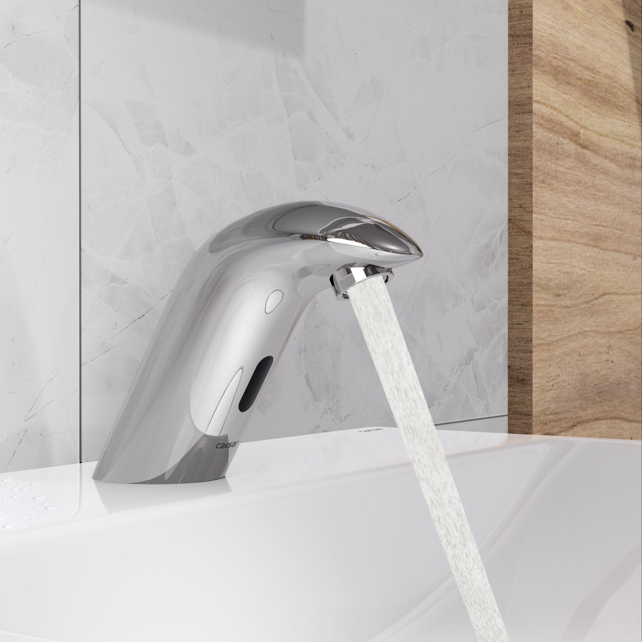 Vòi cảm ứng Caesar hiện đại trong không gian nhà tắm.
