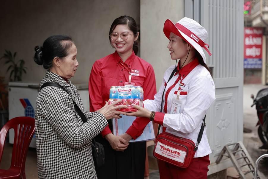 Chị Quyên đồng hành cùng Yakult Lady ở ngoài khu vực
