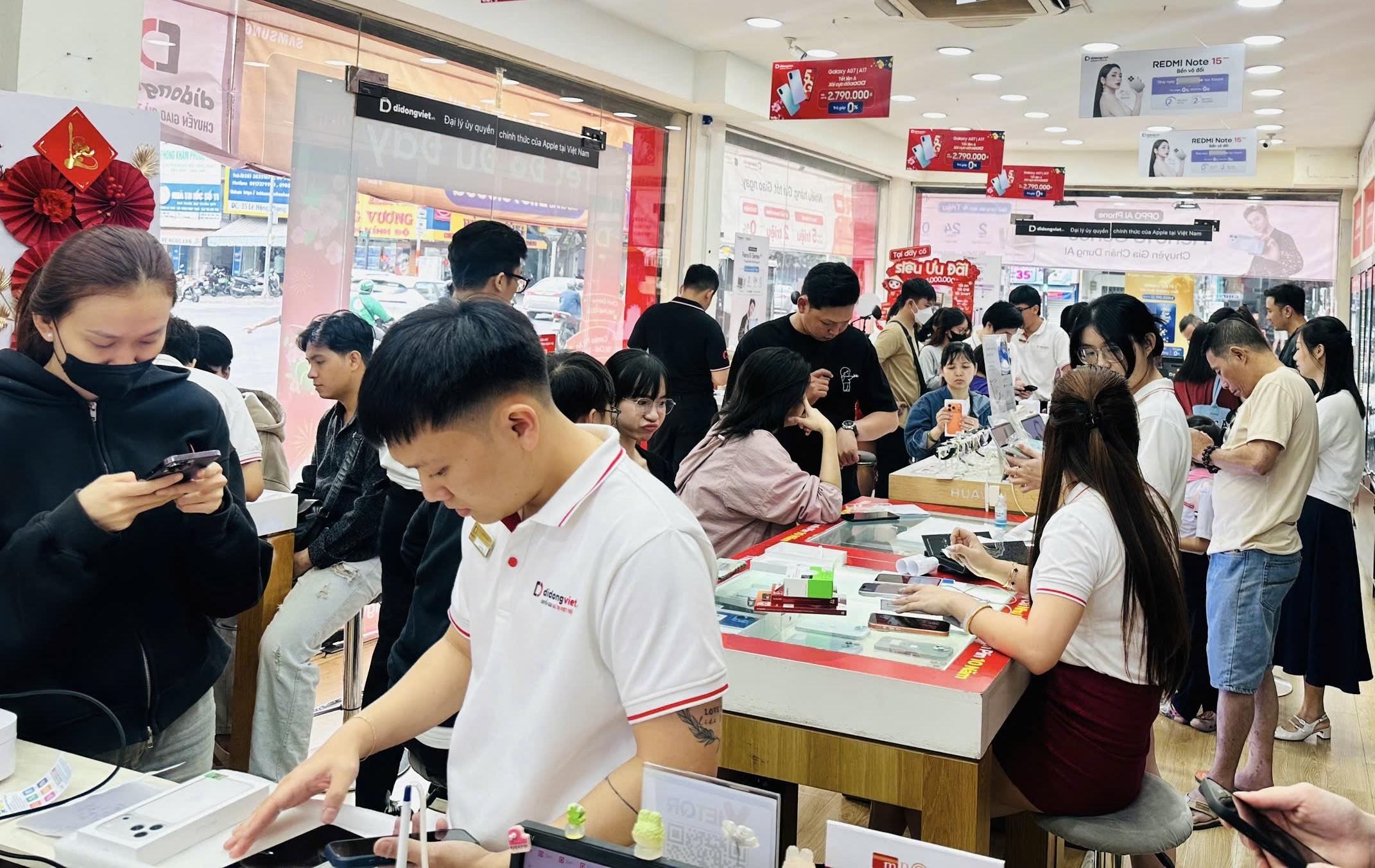 Khách hàng tin chọn Di Động Việt là nơi mua sắm thiết bị công nghệ chính hãng.