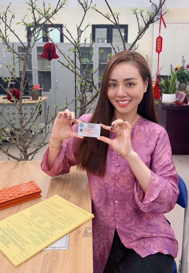 Vợ NSND Công Lý và tấm thẻ hiến tạng. Ảnh: FBNV