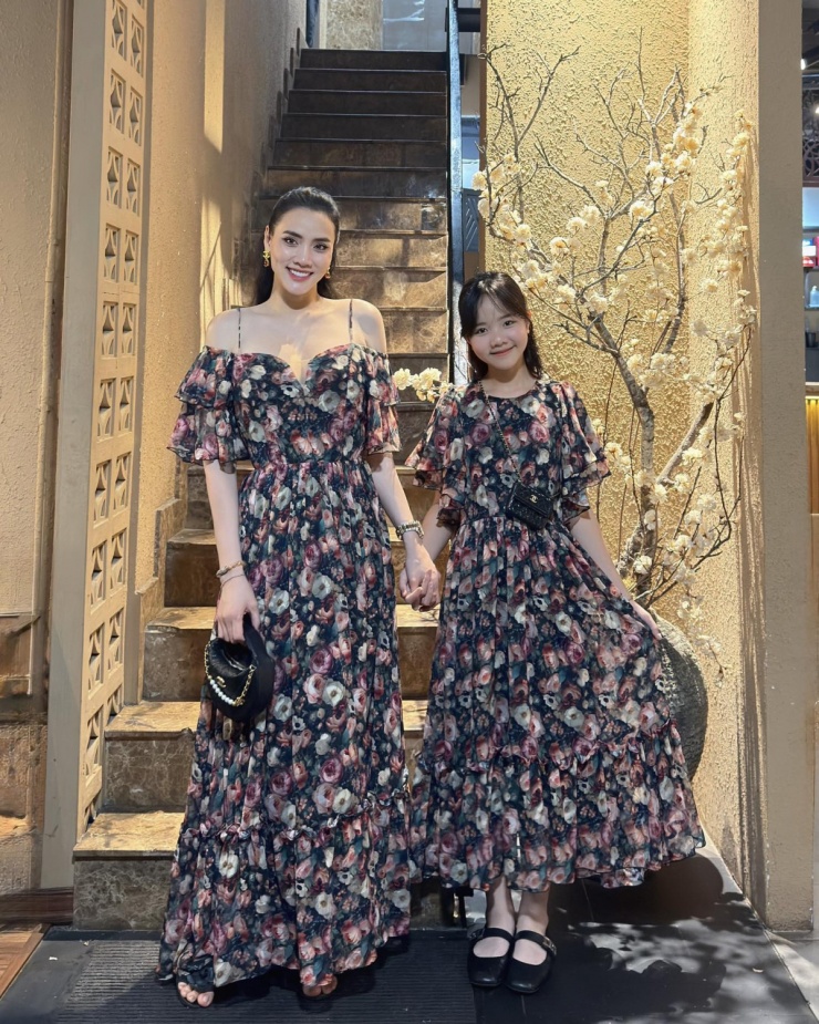 Trang Nhung cho biết con gái rất thích mặc đồ đôi với mẹ. Ở tuổi 11, bé Vani cao hơn vai mẹ.