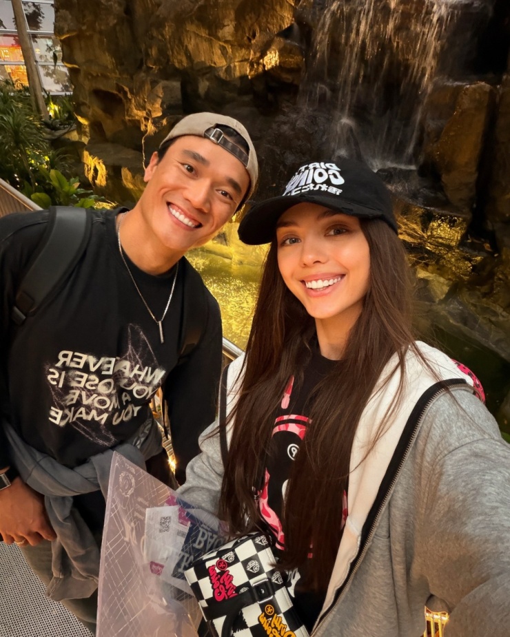 Vợ chồng thủ thành Bùi Tiến Dũng chọn điểm đến đầu xuân là Singapore - Malaysia. Họ tranh thủ thời gian đưa con trai đi chơi năm mới.