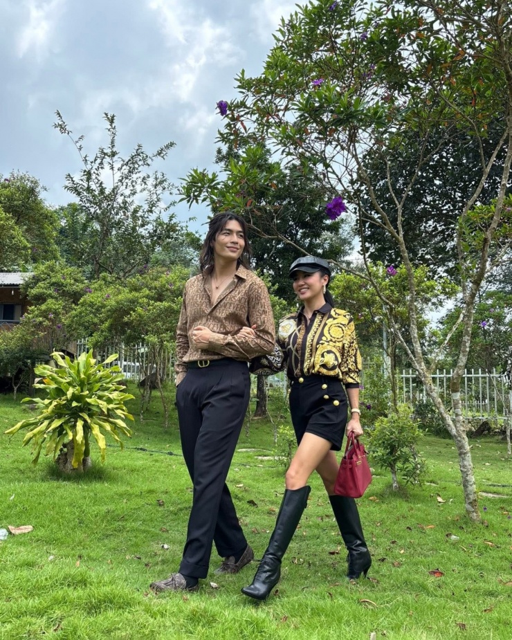 Văn Mai Hương và Quốc Anh gây cười với hình ảnh mặc đồ hiệu phong cách lòe loẹt. Gần đây, họ được chú ý khi kết hợp trong phim Tết Thỏ ơi.