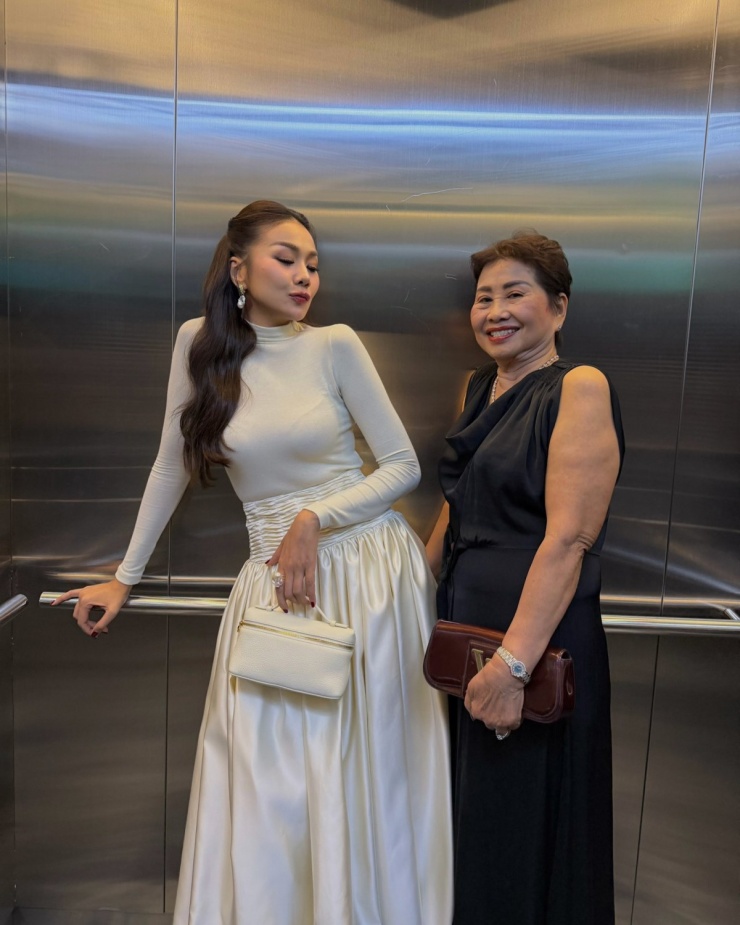 Thanh Hằng giúp mẹ 'lên đồ' và rủ mẹ tạo dáng khi đi tiệc.