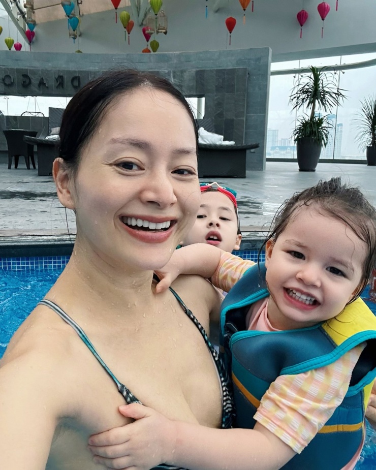 Lan Phương để mặt mộc đưa hai con đi tập bơi.