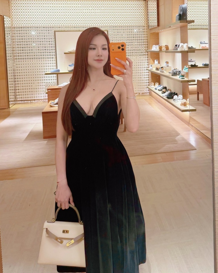 Diệp Lâm Anh mặc váy hai dây trễ nải, khoe vòng một gợi cảm trong buổi mua sắm.