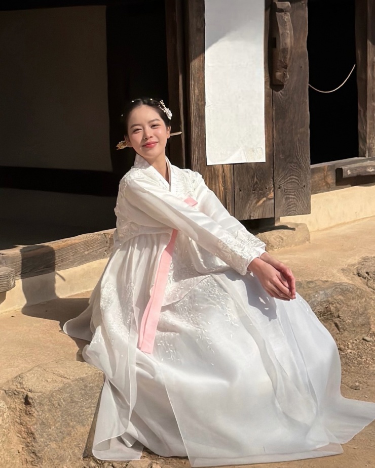 Thanh Thủy tiết lộ đến Hàn Quốc nhiều lần nhưng đây là lần đầu, cô được thử nghiệm mặc hanbok.