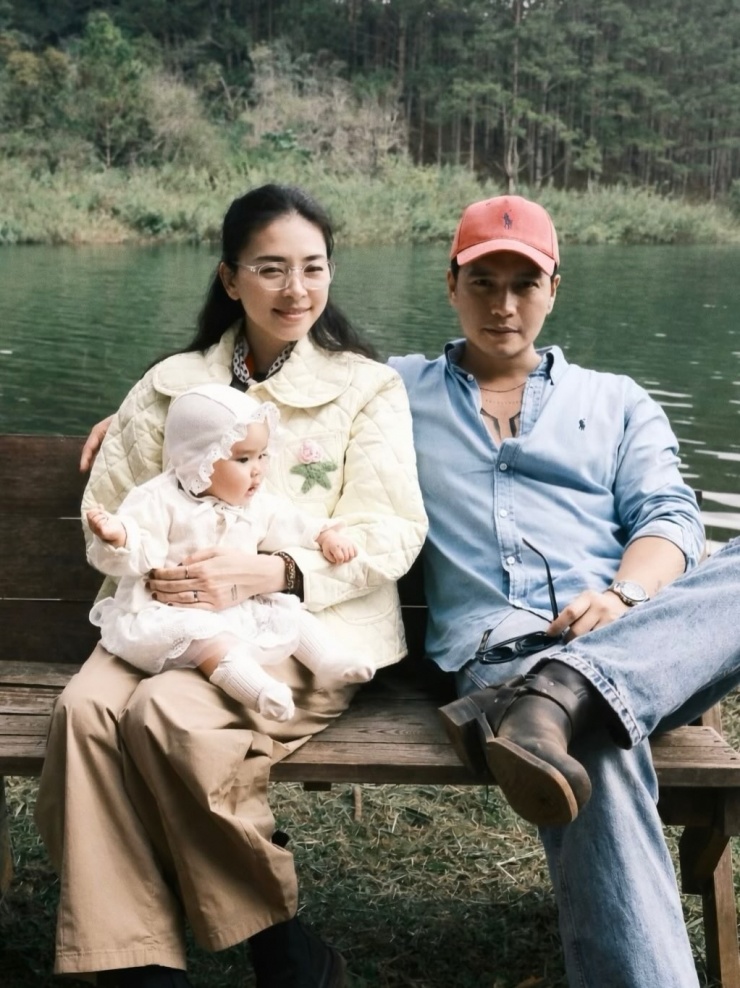 Trong chuyến đi chơi ở Đà Lạt năm nay, cô theo đuổi mốt áo bà ngoại được giới trẻ châu Á yêu thích. Người đẹp kết hợp áo cùng quần kaki ống rộng. Nhiều khán giả nhận xét chiếc áo đính hình sao biển và hoa hồng giúp cô trông dễ thương, ăn ý với trang phục của bé Gạo.