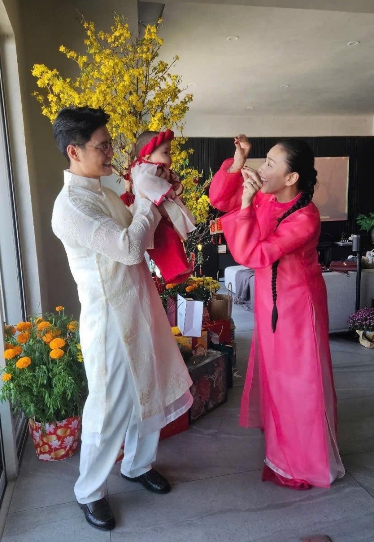 Đầu xuân, gia đình Ngô Thanh Vân cùng diện áo dài. Cô chọn cho bé Gạo bộ áo trắng quần đỏ, hai vợ chồng mặc áo voan đơn sắc dáng suông. Bước sang năm Bính Ngọ 2026, diễn viên mong muốn tổ ấm được bình an và vui vẻ.