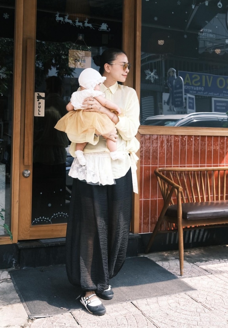 Bé Gạo đang ở giai đoạn ăn dặm, cứng cáp hơn nên vợ chồng cô dần trở lại công việc. Từ khi sinh con tháng 8 năm ngoái, Ngô Thanh Vân chưa lấy lại được vóc dáng hoàn toàn. Cô được chồng động viên, tẩm bổ để có sức khỏe và sữa cho con. Để thuận tiện chăm sóc em bé, cô ưu tiên những thiết kế rộng giấu dáng, chất vải mỏng và thoáng như cotton, linen đem tới sự thoải mái, dễ chịu.