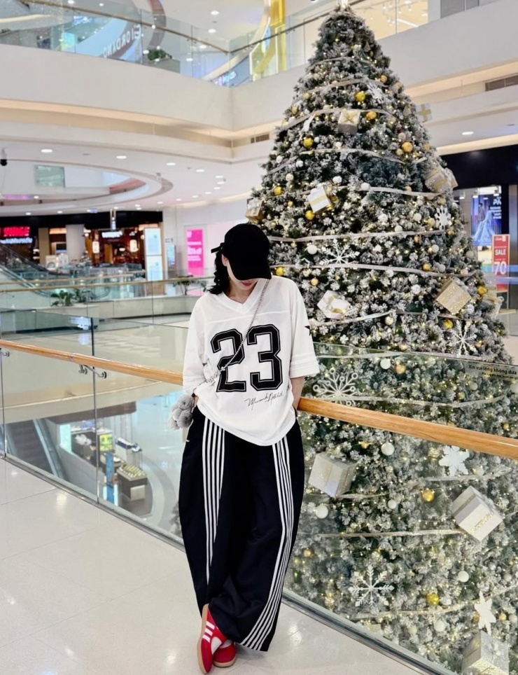 Trong một lần khác, cô lăng xê mốt áo thi đấu và quần thể thao theo cơn sốt blokecore.