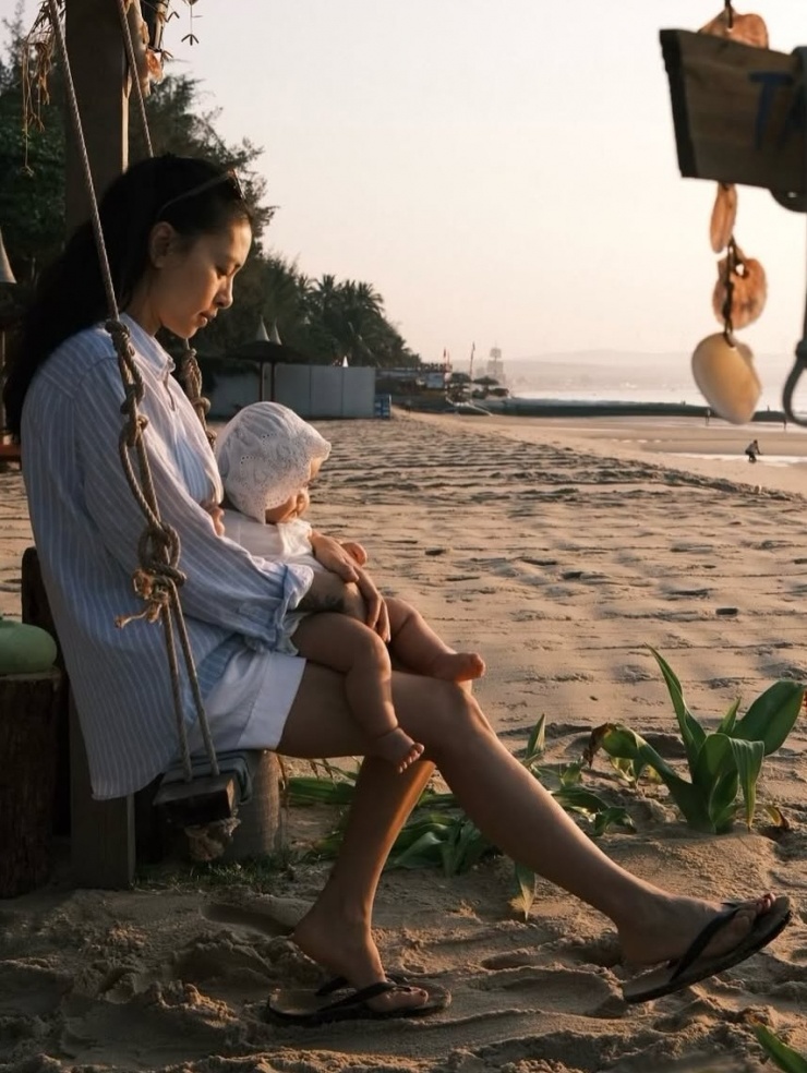 Cách mặc phóng khoáng tiếp tục được "đả nữ" duy trì với áo phông rộng thùng thình, quần jogger, sơ mi quá khổ, quần shorts, sneakers, mũ lưỡi trai.