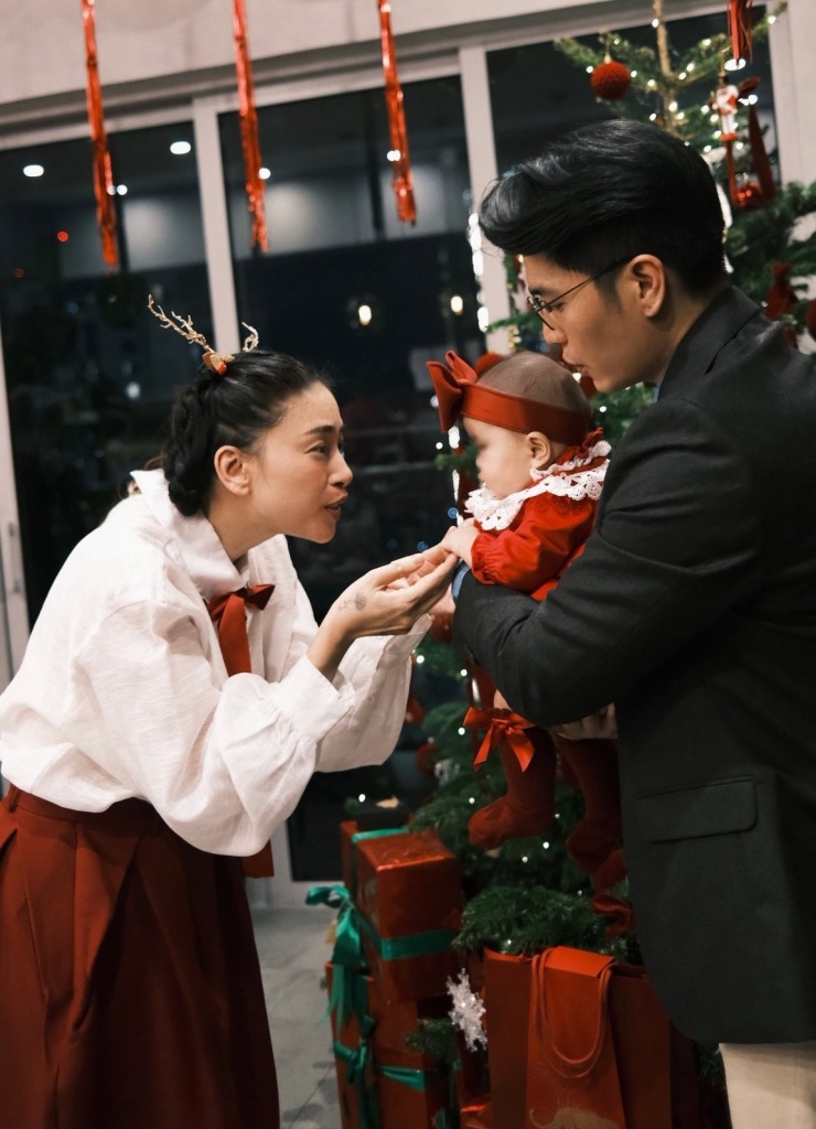 Dịp Giáng sinh năm 2025, Ngô Thanh Vân phối sơ mi thắt nơ và chân váy xếp ly màu đỏ, đồng điệu với váy của bé Gạo.