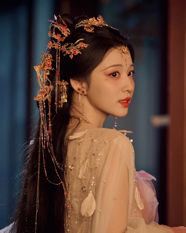 Vương Sở Nhiên có cú “lột xác” ấn tượng khi rời bỏ hình ảnh hiền lành quen thuộc để hóa thân thành Dữu Vãn Âm - yêu phi sắc sảo, quyến rũ. (Ảnh: Weibo).