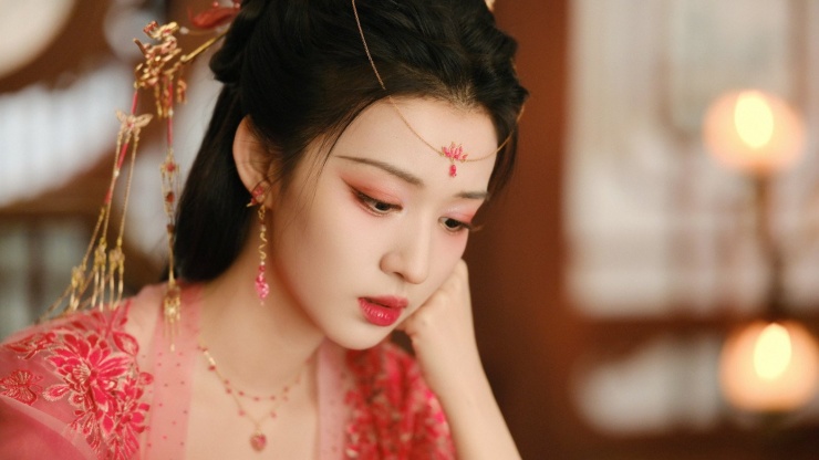 Dù bị stylist đưa cho các bộ đồ cực sến từ màu sắc đến kiểu dáng, lại thêm phụ kiện rườm rà nhưng Vương Sở Nhiên vẫn khoe được nhan sắc rực rỡ, không hổ danh là “tiểu Lưu Diệc Phi”. Đằng sau vẻ đẹp “hại nước hại dân” ấy lại là một cô nàng công sở chính hiệu, luôn lẩm nhẩm KPI trong đầu. (Ảnh: Weibo).