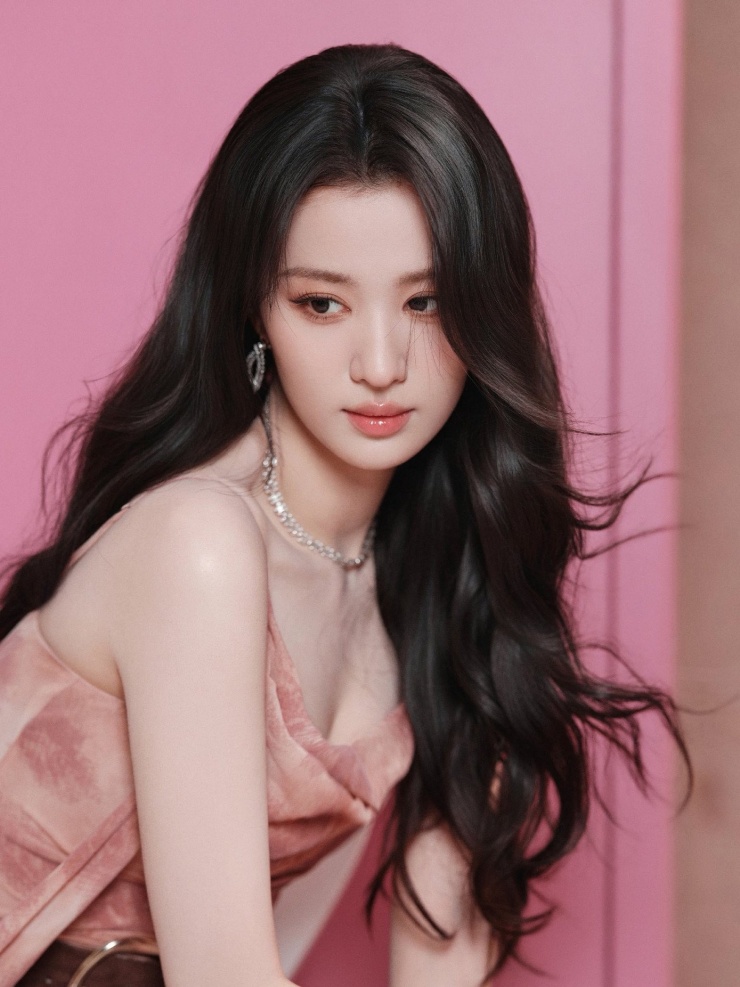 Vương Sở Nhiên sinh năm 1999, có năng khiếu diễn xuất từ nhỏ, tốt nghiệp Học viện Hý kịch Thượng Hải. Ngay từ thời đi học, cô đã nổi tiếng với nhan sắc rực rỡ cùng với thành tích học tập xuất sắc. Tuy nhiên khi mới vào nghề, Vương Sở Nhiên bị so sánh với Lưu Diệc Phi vì có nhiều nét tương đồng với đàn chị. Điều này vừa là lợi thế, vừa tạo thành điểm bất lợi cho cô. (Ảnh: Weibo).