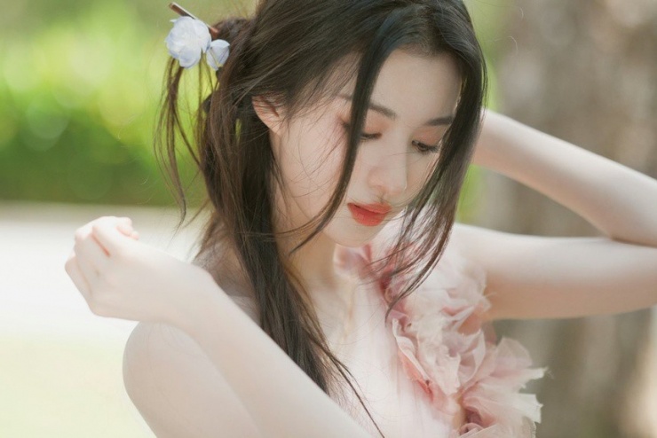 Cô bước chân vào ngành giải trí năm 2016 và được khán giả biết đến qua các bộ phim: "Yến Vân Đài", "Ngọc Cốt Dao", "Khói lửa nhân gian của tôi", "Tình yêu có pháo hoa"… Vương Sở Nhiên có nền tảng nghệ thuật vững vàng. Ngoài diễn xuất, cô còn biết chơi piano, ukulele, nhảy múa và từng hát nhạc phim. (Ảnh: Weibo).