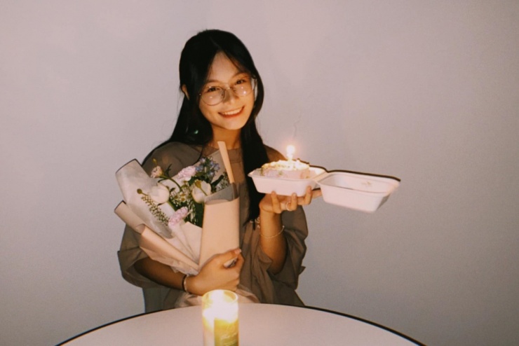 Bé Bo tên thật Hoàng Dương Bảo Anh, sinh năm 2006. Cô được nhiều khán giả biết tới khi cùng Phan Anh tham gia chương trình thực tế Bố ơi, mình đi đâu thế năm 2014. Năm 13 tuổi, Bảo Anh được bố mẹ cho đi du học ở New Zealand, sau đó cô sang Australia tiếp tục việc học.