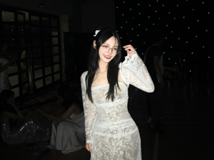 Cô khoe đường cong chừng mực với những mẫu đầm ren ôm sát, áo crop top hoặc chân váy ngắn theo xu hướng.