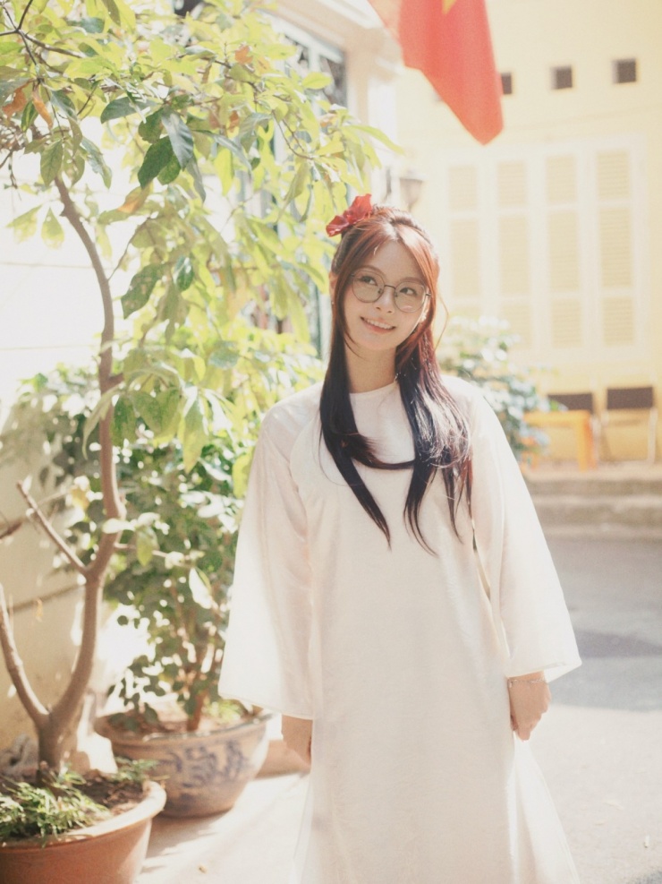 Dịp Tết, Bảo Anh thích khoe sắc với áo dài.