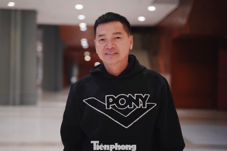 Theo nghệ sĩ Quang Minh, chăm sóc da không phải chuyện phù phiếm mà là một phần của sự chuyên nghiệp. Ảnh: Đức Nguyễn .