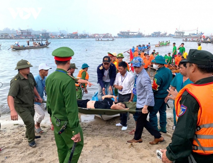 Lực lượng chức năng đưa nạn nhân lên bờ