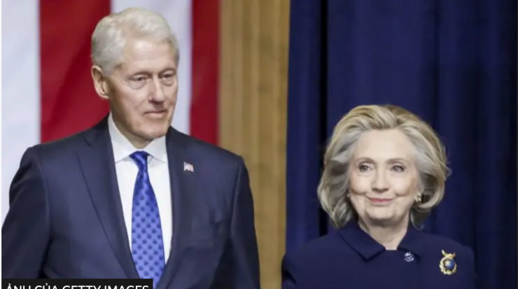 Ông bà Clinton đã lần lượt phải trả lời các câu hỏi của các nghị sĩ trong những buổi lấy lời khai kín về mối quan hệ với Epstein. Ảnh tư liệu: GI.