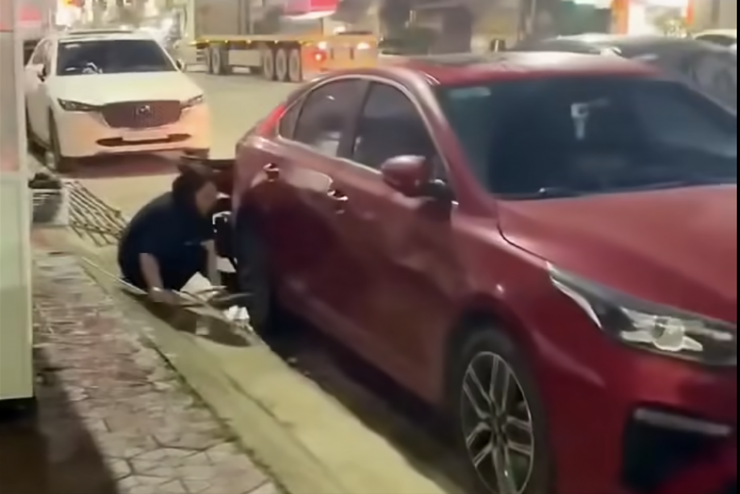 Bà Nhung sau đó đã chủ động mở khóa bánh xe cho anh Đức. Ảnh: Đ.X