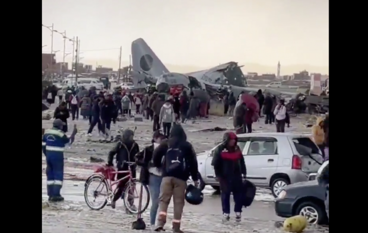 Máy bay chở đầy tiền mặt rơi trên đường cao tốc - 1