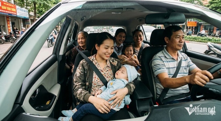 Từ 1/1/2025, việc chở quá dù chỉ 1 trẻ em trên ô tô cũng có thể bị phạt. Ảnh minh hoạ được tạo bởi AI.&nbsp;