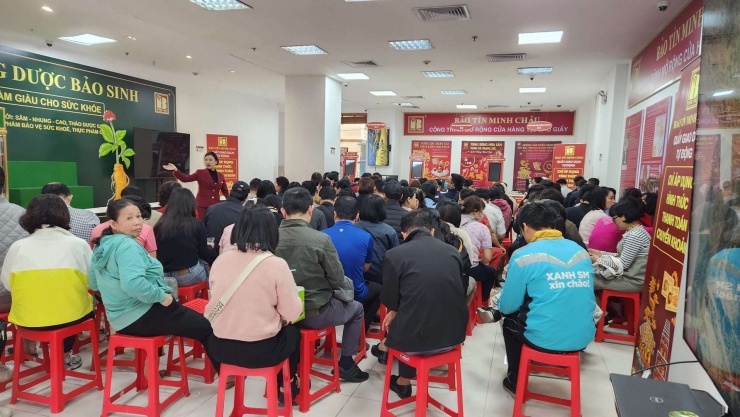 Người mua có mặt từ sớm xếp hàng kín nhà vàng trong sáng nay 28/2. Ảnh: Thái Nguyễn