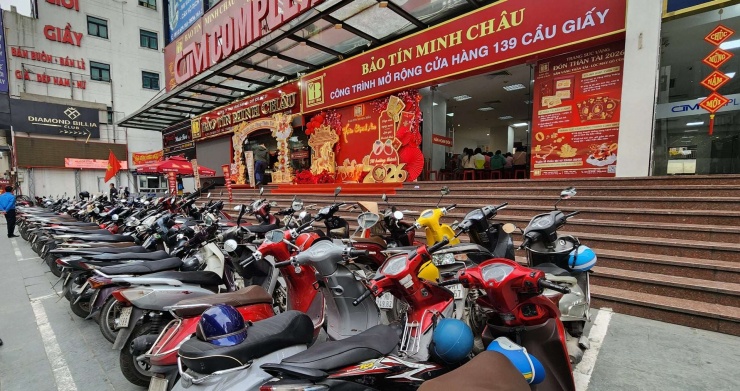 Cửa hàng Bảo Tín Minh Châu (139 Cầu Giấy, Hà Nội) từ sáng sớm đã chật kín bãi gửi xe. Ảnh: Thái Nguyễn
