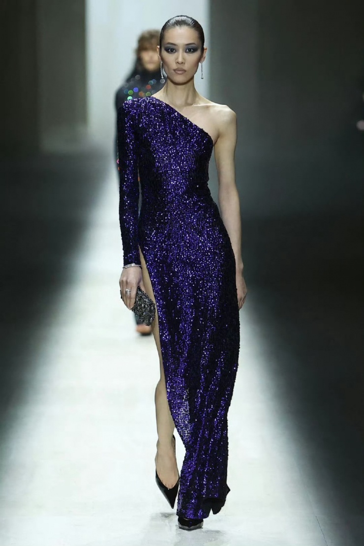 Phong độ của người mẫu vào danh sách chủ đề được chú ý nhất Weibo, nhiều blogger thời trang nhận xét bộ đầm kén người mặc, cần kỹ năng trình diễn thuần thục mới làm chủ được sân khấu.