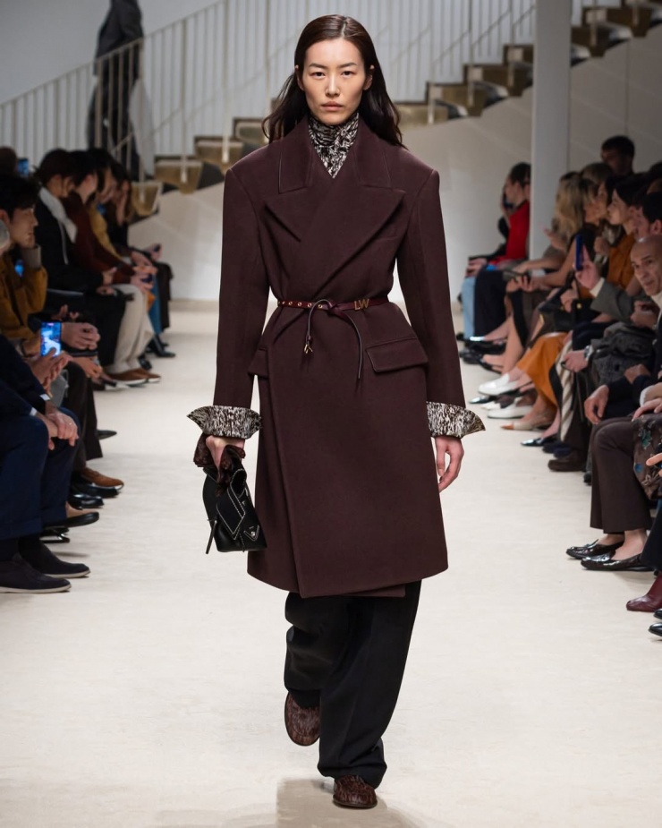 Nhà mốt lăng xê các thiết kế đơn sắc, kiểu dáng cổ điển và thanh lịch.