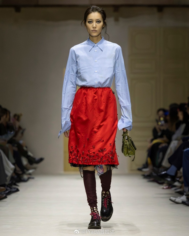 Năm nay, nhiều hãng lăng xê lối trang điểm mắt khói.