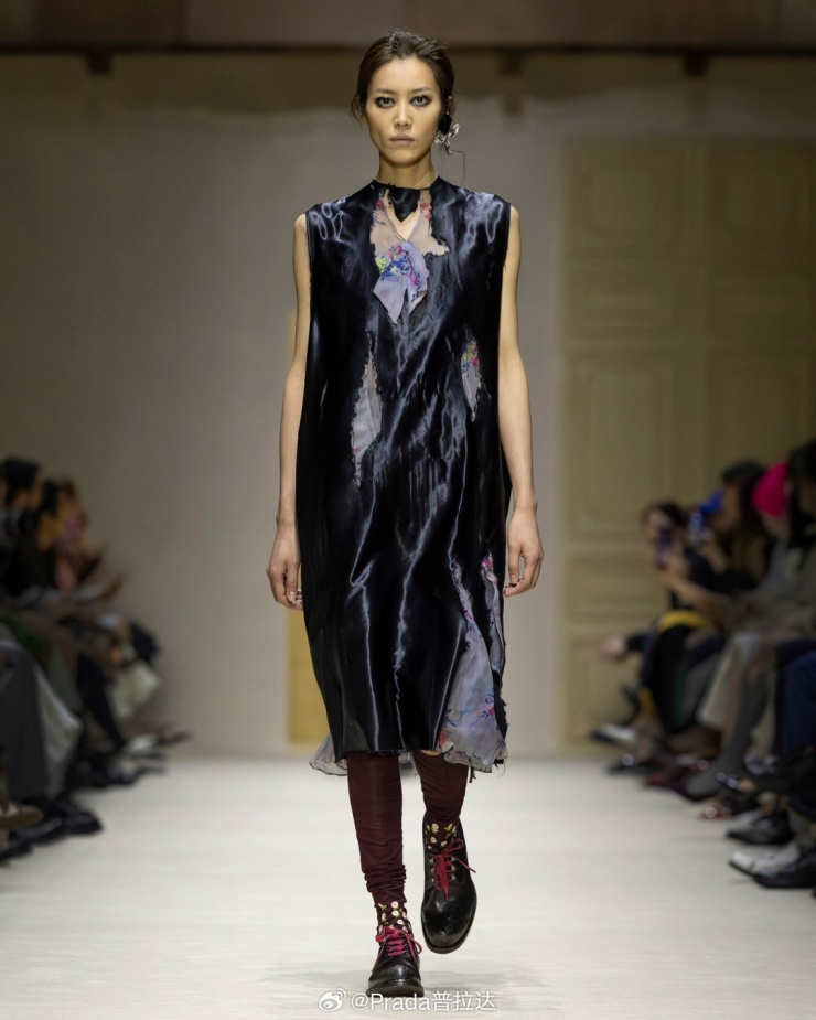 Lưu Văn 38 tuổi, hoạt động ở làng mốt 22 năm. Theo Elle, cô xác lập vị trí quan trọng trong làng mốt quốc tế khi là người mẫu gốc Á đầu tiên là đại sứ thương hiệu mỹ phẩm Estee Lauder. Cô nhiều năm là chân dài châu Á duy nhất trong danh sách 10 người mẫu thu nhập cao nhất, do Forbes công bố.