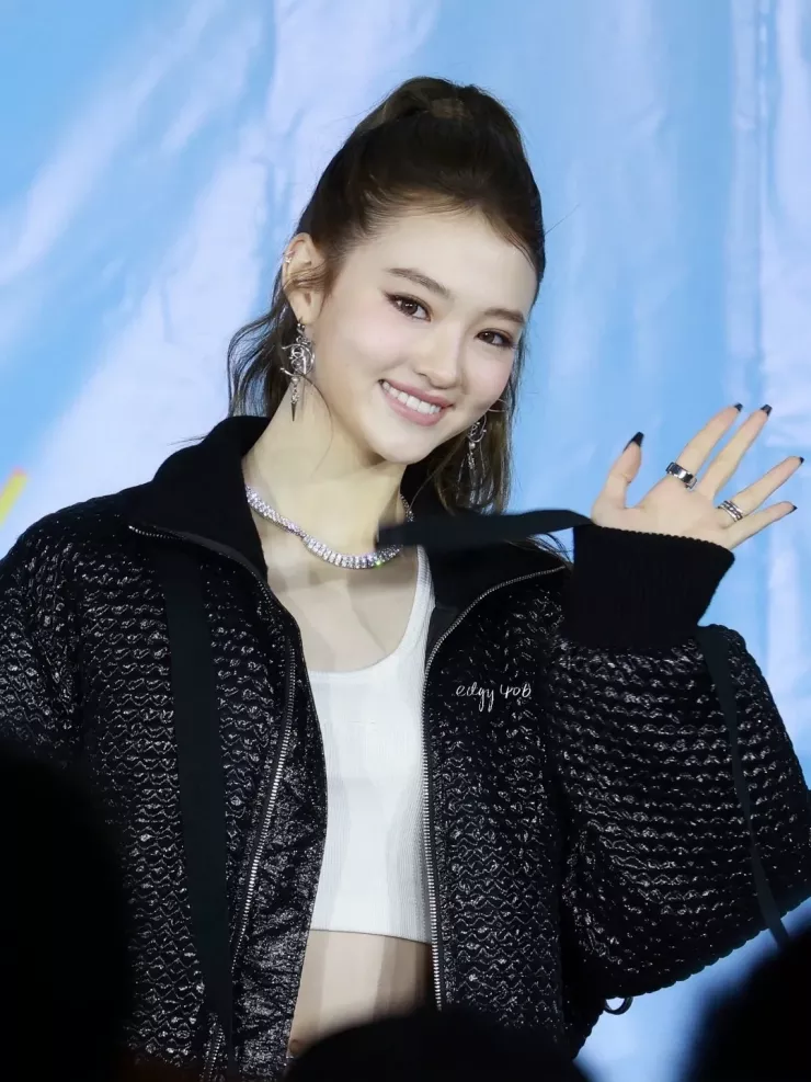 Ngoài làm mẫu, cô còn được biết đến với khả năng ca hát, diễn xuất. Ella từng góp mặt trong phim Heathers, Malibu Rescue. Cô ký hợp đồng với The Black Label - công ty con của YG Entertainment (Hàn Quốc) - để đào tạo về thanh nhạc, vũ đạo và luyện tập từ đó tới nay. Năm 2024, cô trở thành thành viên của nhóm nhạc Hàn Quốc Meovv.