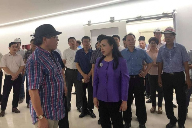 Cựu Bộ trưởng Nguyễn Thị Kim Tiến kiểm tra tiến độ dự án Bệnh viện Việt Đức cơ sở 2. Ảnh: Bộ Y tế