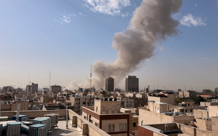 Loạt vụ nổ lớn rung chuyển thủ đô Tehran khi Israel - Mỹ tập kích Iran - 1