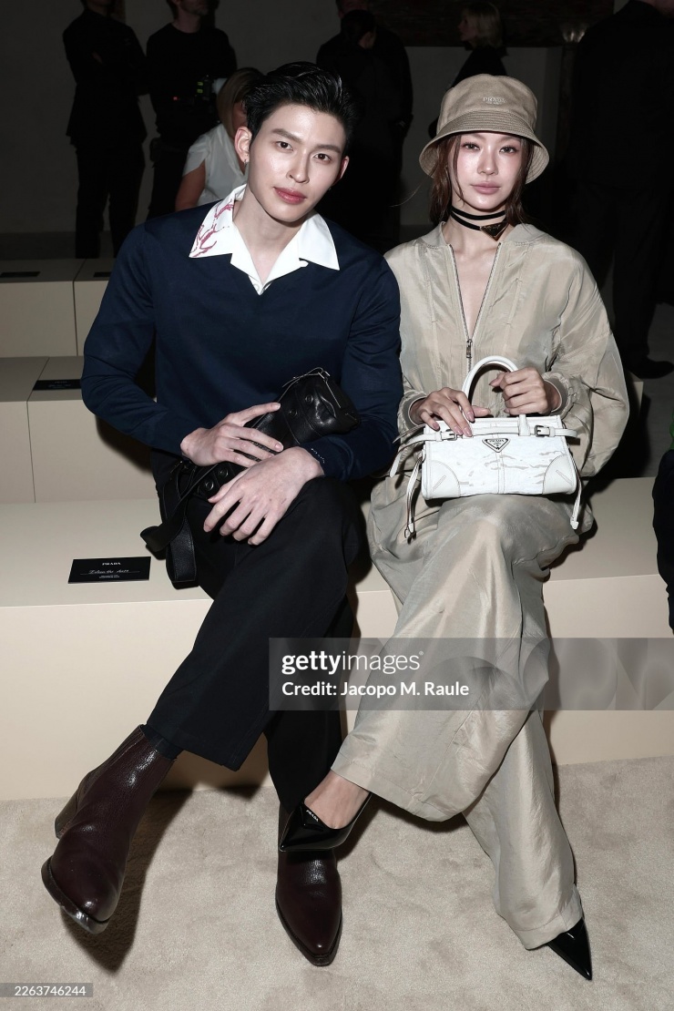 Hai gương mặt đình đám của GMMTV - Pond Naravit và Namtan Tipnaree - đổ bộ show Prada. Pond Naravit chọn phong cách quý ông tối giản. Namtan Tipnaree lăng xê bộ đồ khaki tông be phong cách năng động, phóng khoáng.