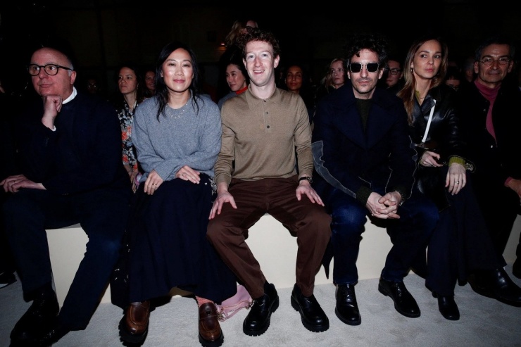 Sự xuất hiện của tỷ phú Mark Zuckerberg và vợ là bà Priscilla Chan tại Milan Fashion Week là bất ngờ lớn đối với giới thời trang. Cả hai được dẫn vào chỗ ngồi chỉ một phút trước khi show diễn bắt đầu.